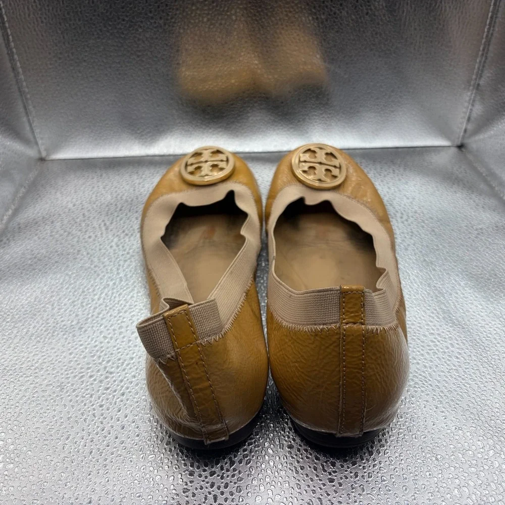 Size 7 M Tory Burch Caroline Tan Womens Gold Logo Patent Leather‎ Ballet Flats